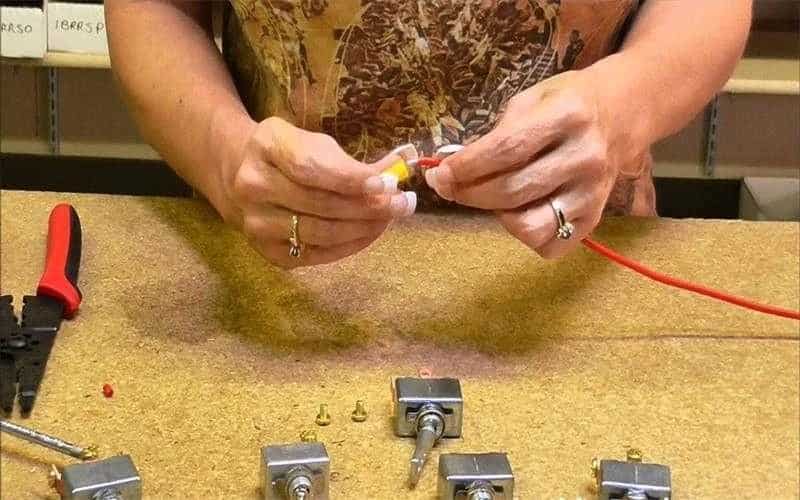 How to Wire Reverse Lights to a Toggle Switch WEUP